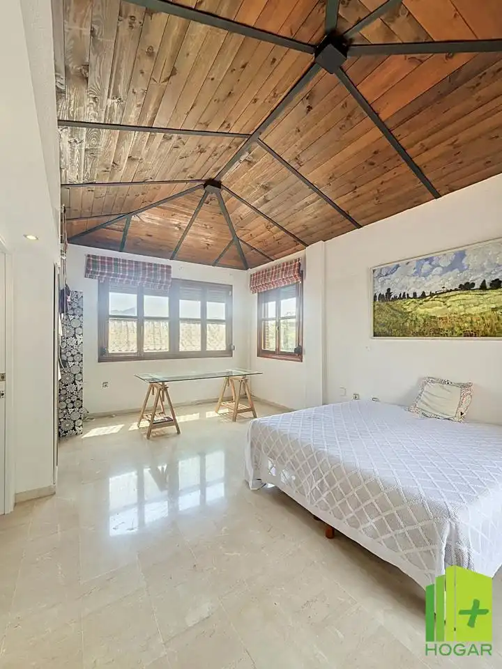 Habitación de Casa adosada en venta en Jaén con Aire acondicionado, Jardín privado y Terraza