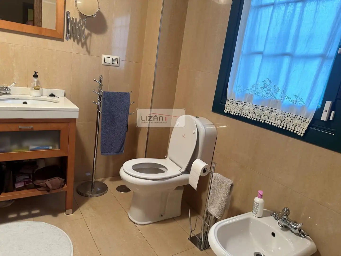 Bany de Casa o xalet en venda en Oviedo  amb Calefacció, Jardí privat i Terrassa
