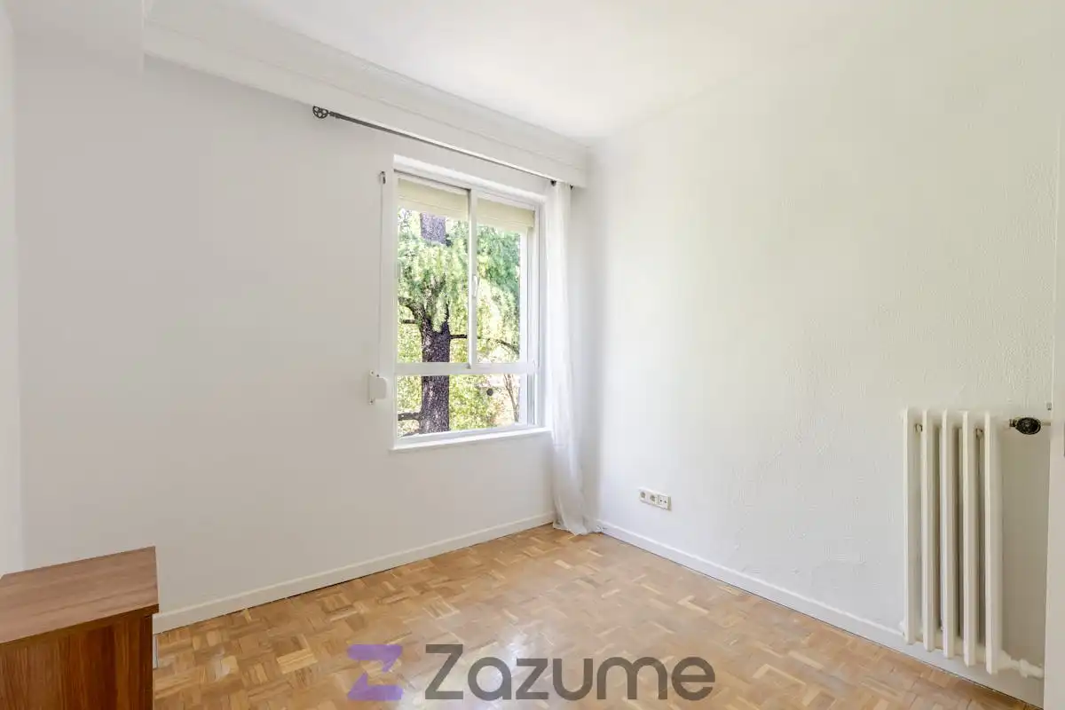 Schlafzimmer von Dachboden zur Miete in Madrid mit Klimaanlage, Heizung und Parkett