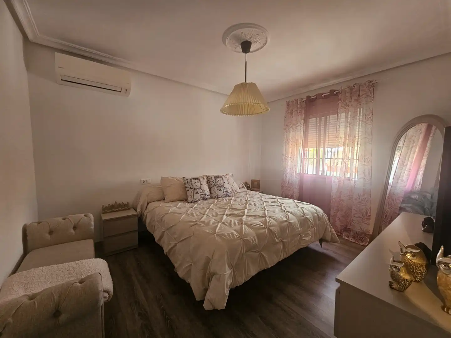 Habitación de Casa adosada en venta en Umbrete con Aire acondicionado, Calefacción y Jardín privado