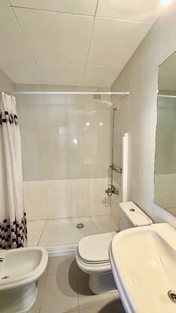 Badezimmer von Wohnung zum Verkauf in Figueres mit Klimaanlage, Heizung und Möbliert