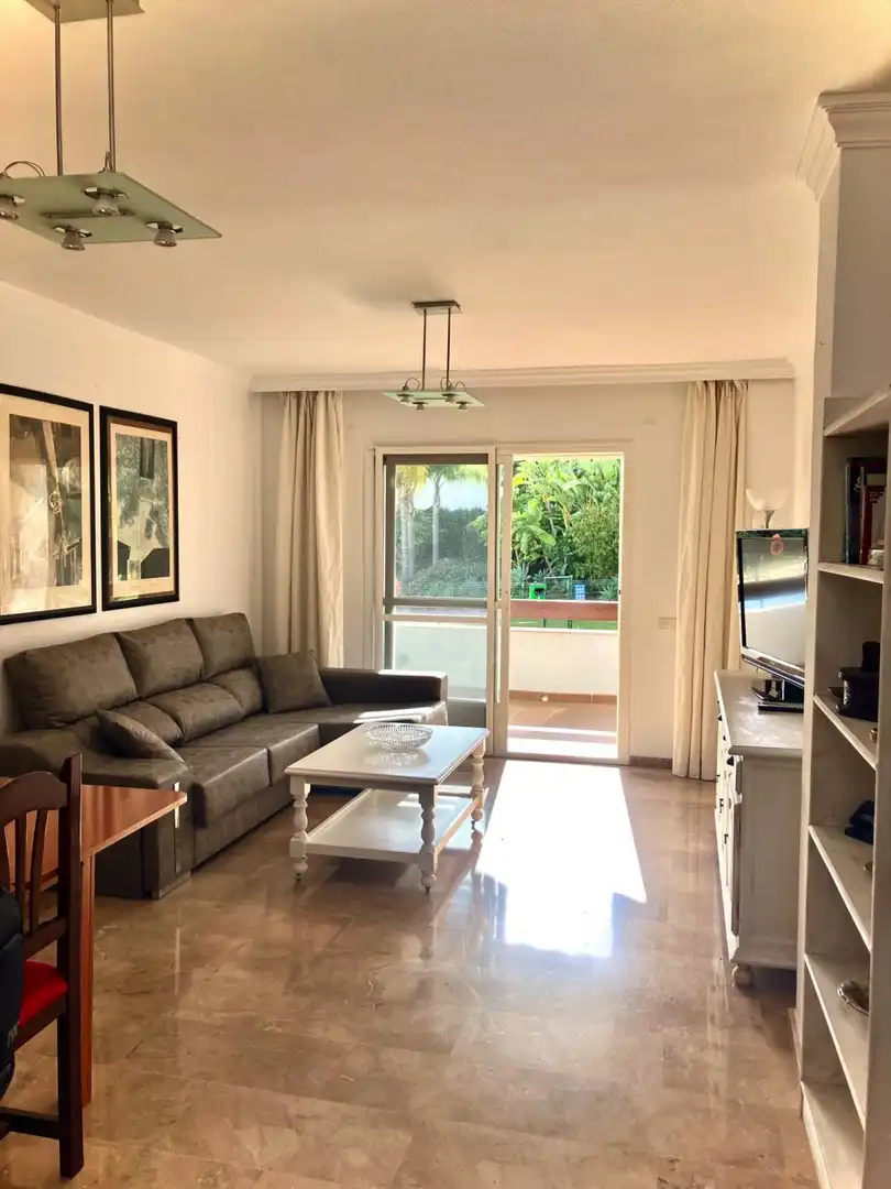 Wohnzimmer von Einfamilien-Reihenhaus zum Verkauf in Estepona mit Klimaanlage, Terrasse und Schwimmbad