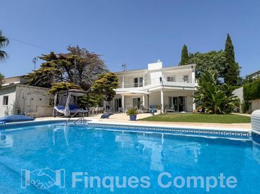 Detached house with pool for sale in Pasaje Tarragona