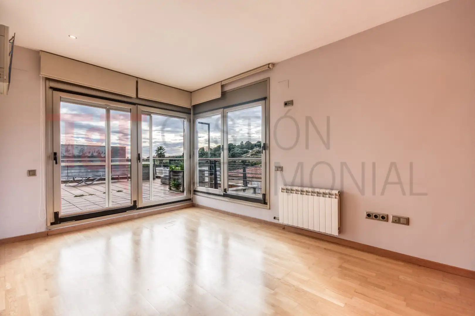 Sala d'estar de Casa o xalet en venda en Alella amb Aire condicionat, Calefacció i Jardí privat
