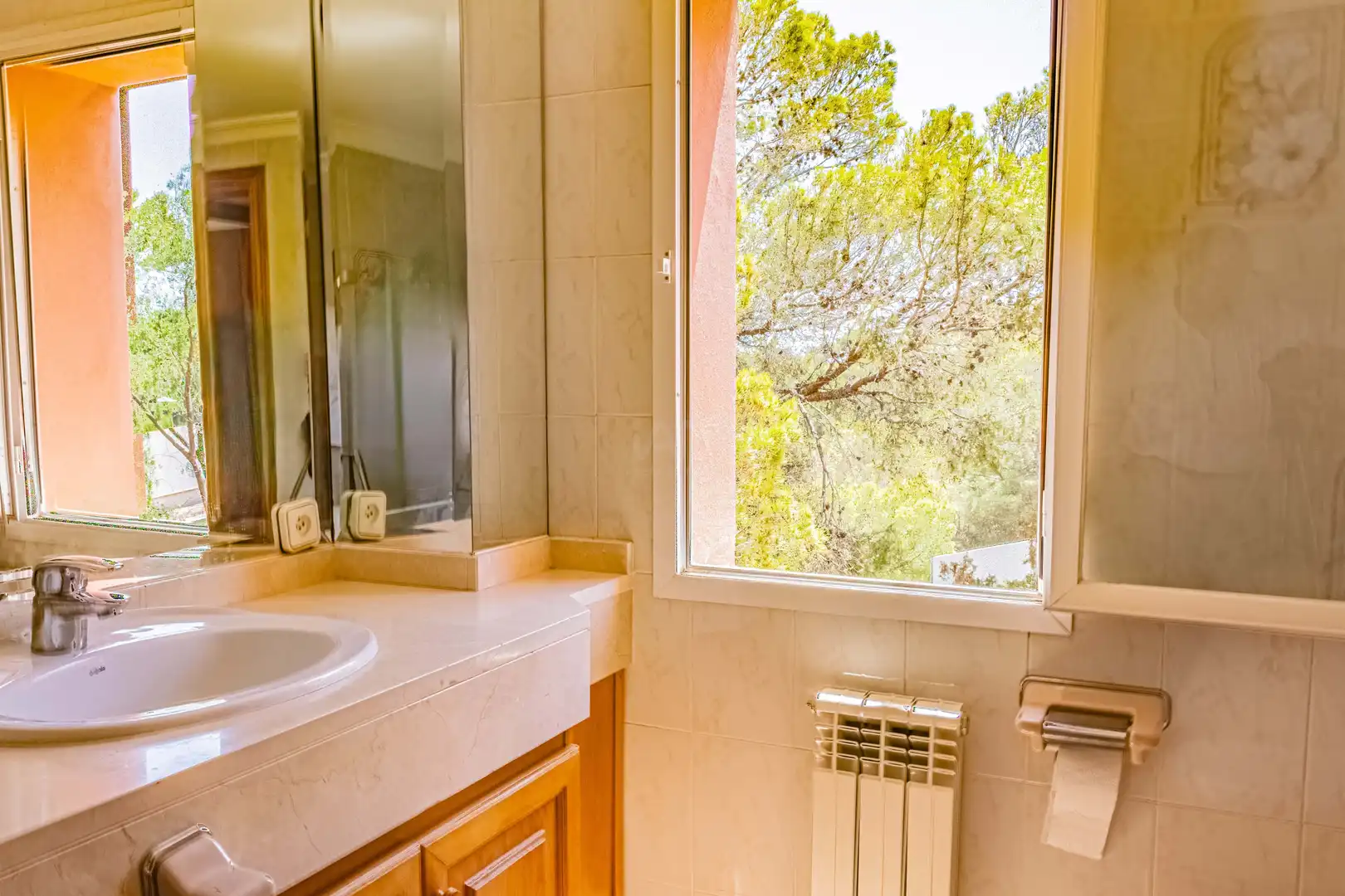 Badezimmer von Einfamilien-Reihenhaus zum Verkauf in Calvià mit Klimaanlage, Heizung und Terrasse