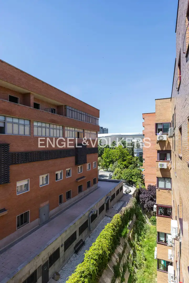 Außenansicht von Wohnung zum Verkauf in Madrid mit Heizung, Parkett und Abstellraum