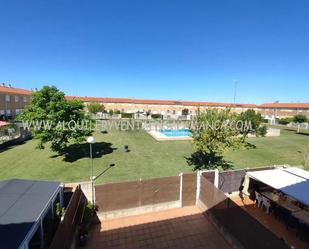 Vista exterior de Casa adosada en venda en Monterrubio de Armuña amb Terrassa i Balcó