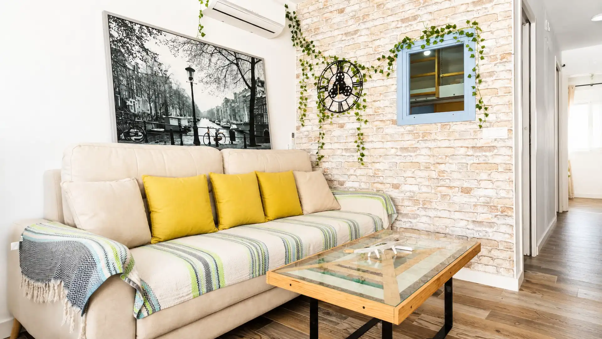 Wohnzimmer von Erdgeschoss zum Verkauf in Manilva mit Klimaanlage, Terrasse und Schwimmbad