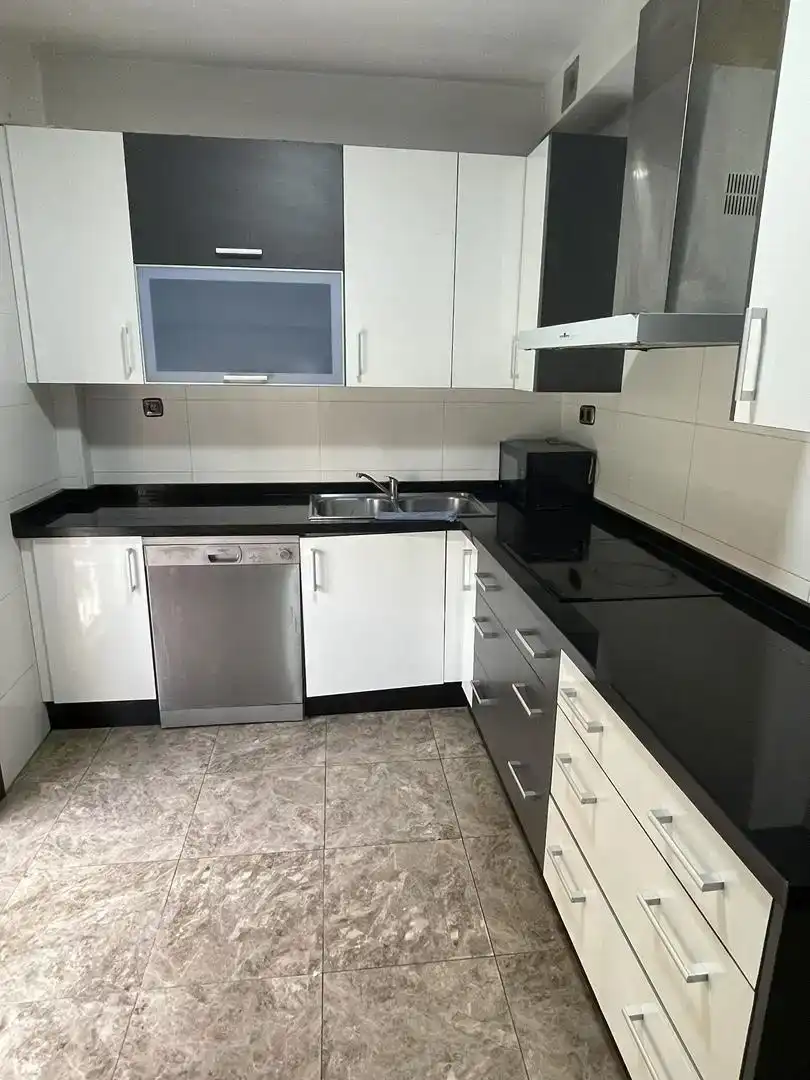 Cocina de Dúplex en venta en Melilla con Aire acondicionado, Amueblado y Horno