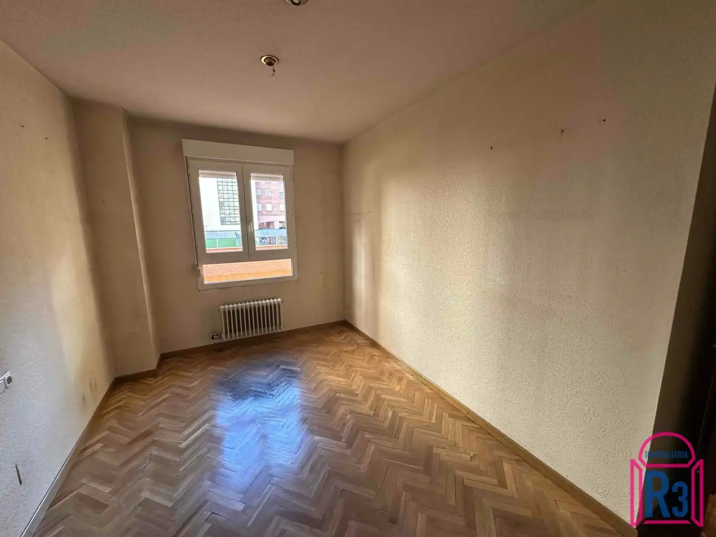 Habitación de Piso en venta en León Capital  con Calefacción, Terraza y Trastero