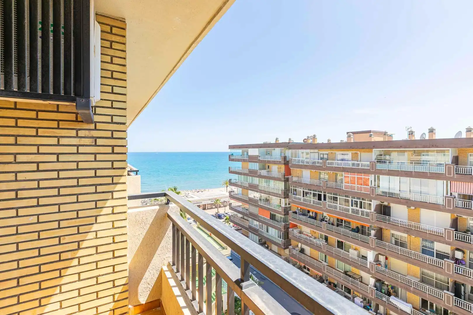 Terrasse von Wohnungen zum Verkauf in Fuengirola mit Klimaanlage, Terrasse und Gemeinschaftspool