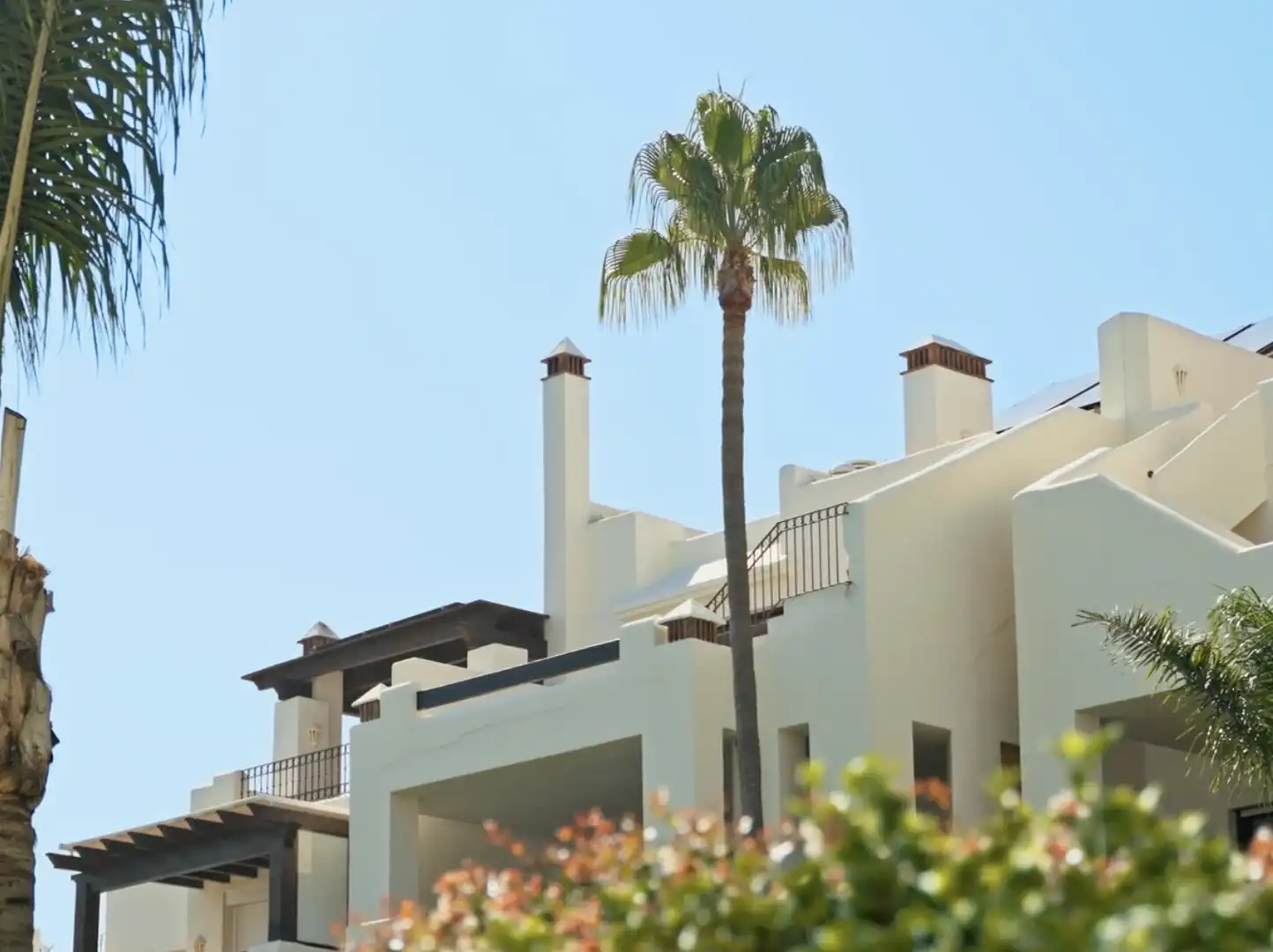 Vista exterior de Ático en venta en Estepona con Terraza, Piscina y Amueblado