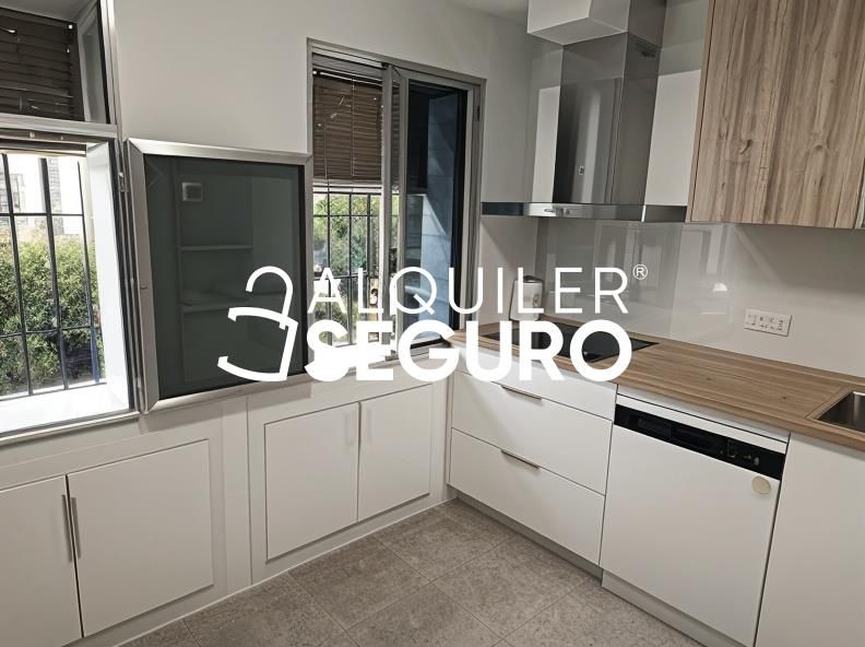 Kitchen of Flat to rent in  Sevilla Capital  with Air Conditioner, Terrace and Storage room