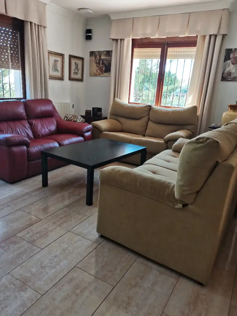 Sala d'estar de Casa o xalet en venda en Málaga amb Calefacció, Jardí privat i Parquet