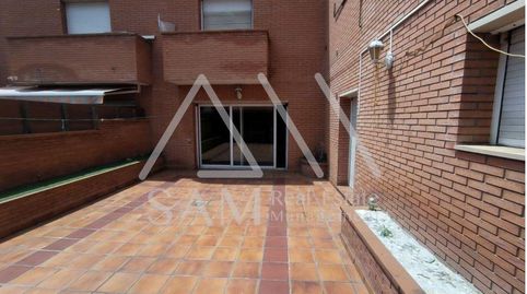 Foto 2 de Casa adosada en venda a Bufalà, Badalona