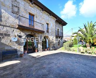 Vista exterior de Casa o xalet en venda en San Felices de Buelna amb Calefacció, Jardí privat i Terrassa