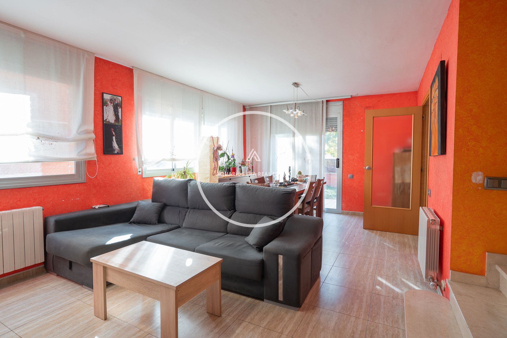 Sala d'estar de Casa adosada en venda en Vic amb Calefacció, Jardí privat i Parquet