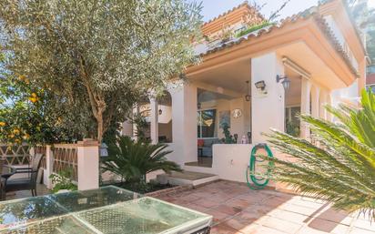 Jardí de Casa adosada en venda en Marbella amb Aire condicionat, Terrassa i Traster