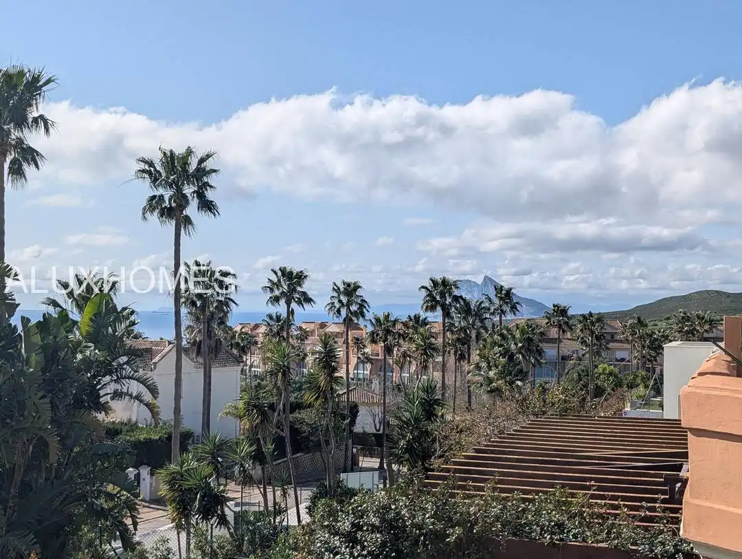 Vista exterior de Casa o chalet en venta en La Alcaidesa con Aire acondicionado, Calefacción y Jardín privado
