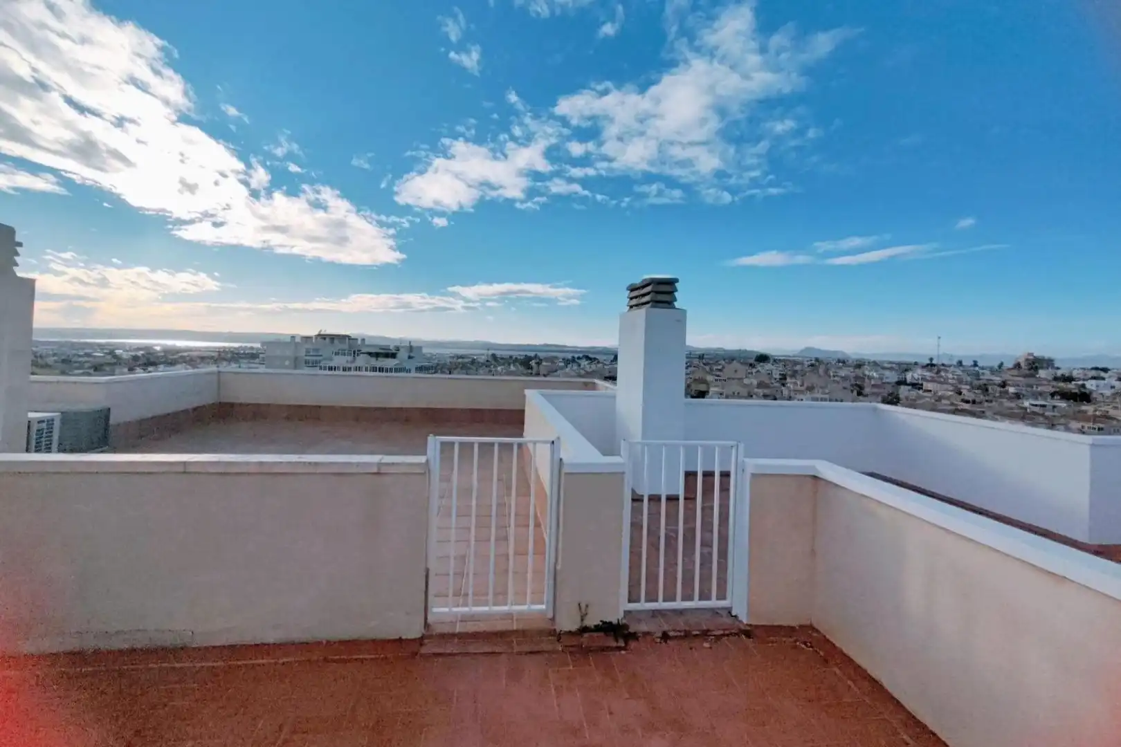 Vista exterior de Àtic en venda en Torrevieja amb Aire condicionat, Calefacció i Terrassa