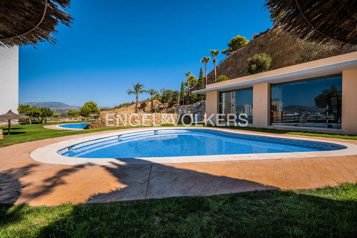 Swimming pool of Flat for sale in Benidorm  with Air Conditioner, Terrace and Storage room