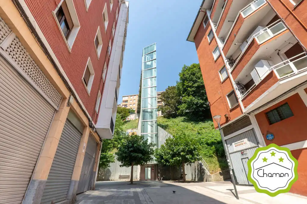 Vista exterior de Piso en venta en Bilbao  con Calefacción y Balcón