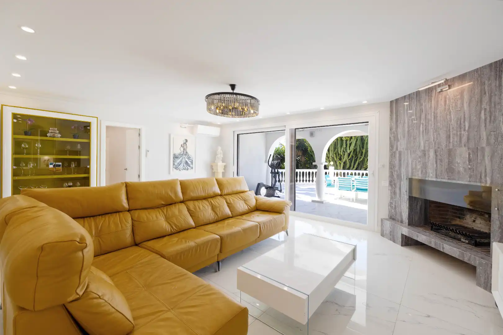 Sala d'estar de Casa o xalet en venda en Marbella amb Aire condicionat, Calefacció i Jardí privat