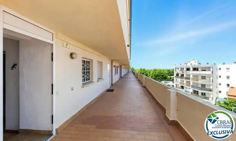 Vista exterior de Àtic en venda en Empuriabrava amb Calefacció, Jardí privat i Moblat