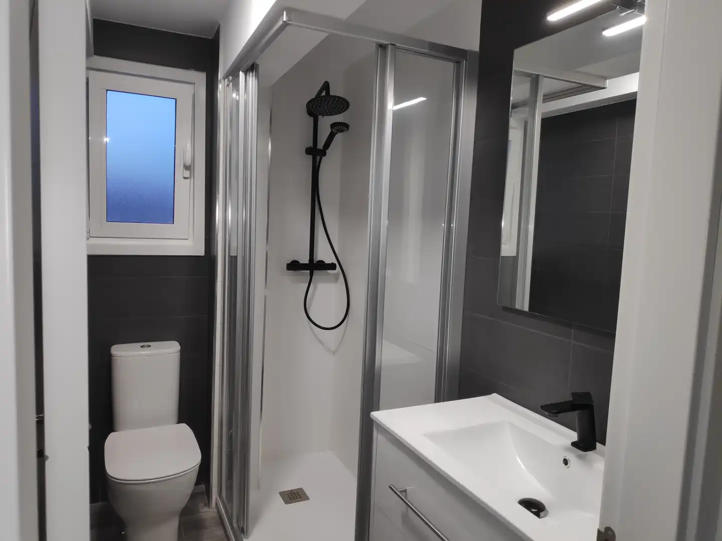 Baño de Apartamento de alquiler en A Coruña Capital  con Calefacción, Parquet y Horno