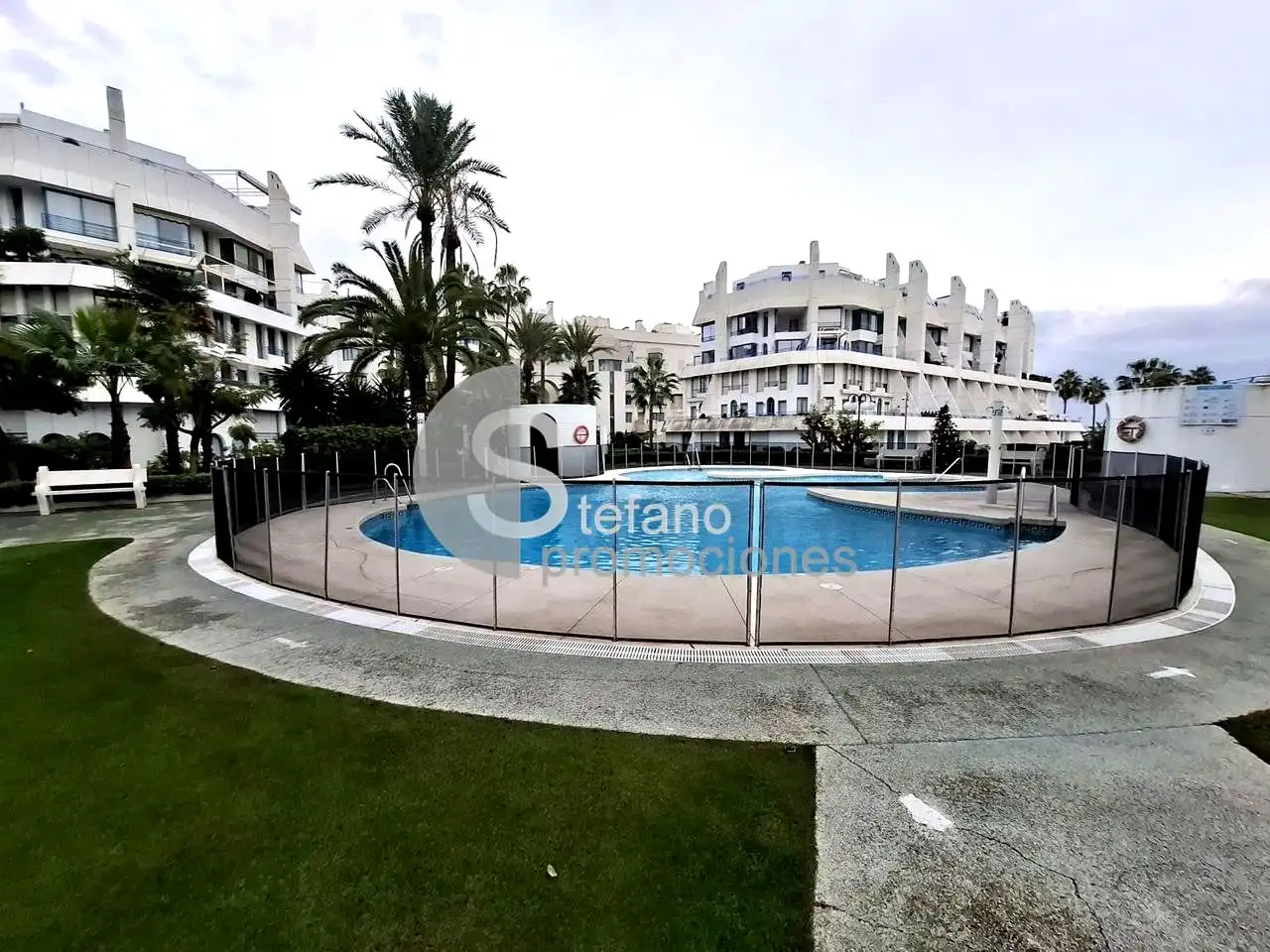 Piscina de Planta baixa en venda en Marbella amb Aire condicionat, Jardí privat i Terrassa