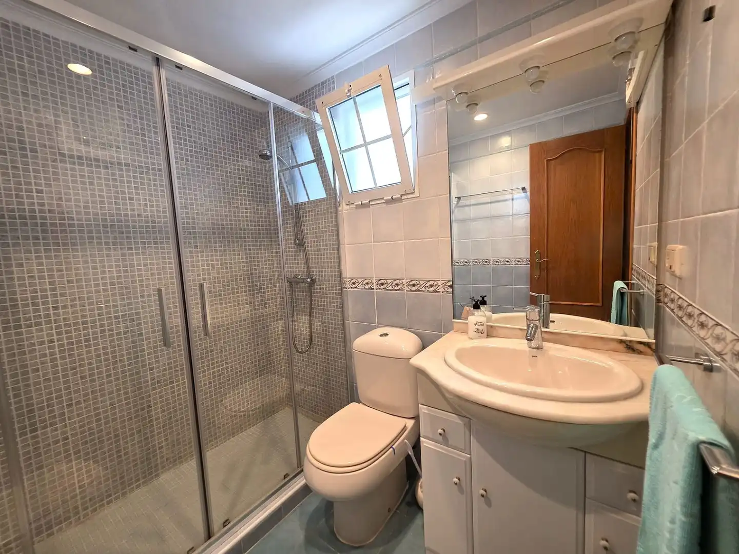 Badezimmer von Einfamilien-Reihenhaus zum Verkauf in Santa Pola mit Klimaanlage, Terrasse und Möbliert