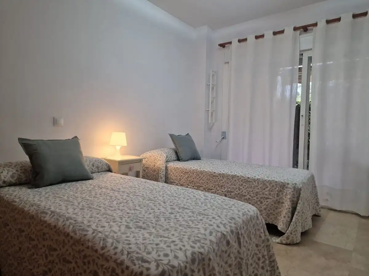 Habitación de Planta baja de alquiler en Marbella con Terraza y Piscina comunitaria