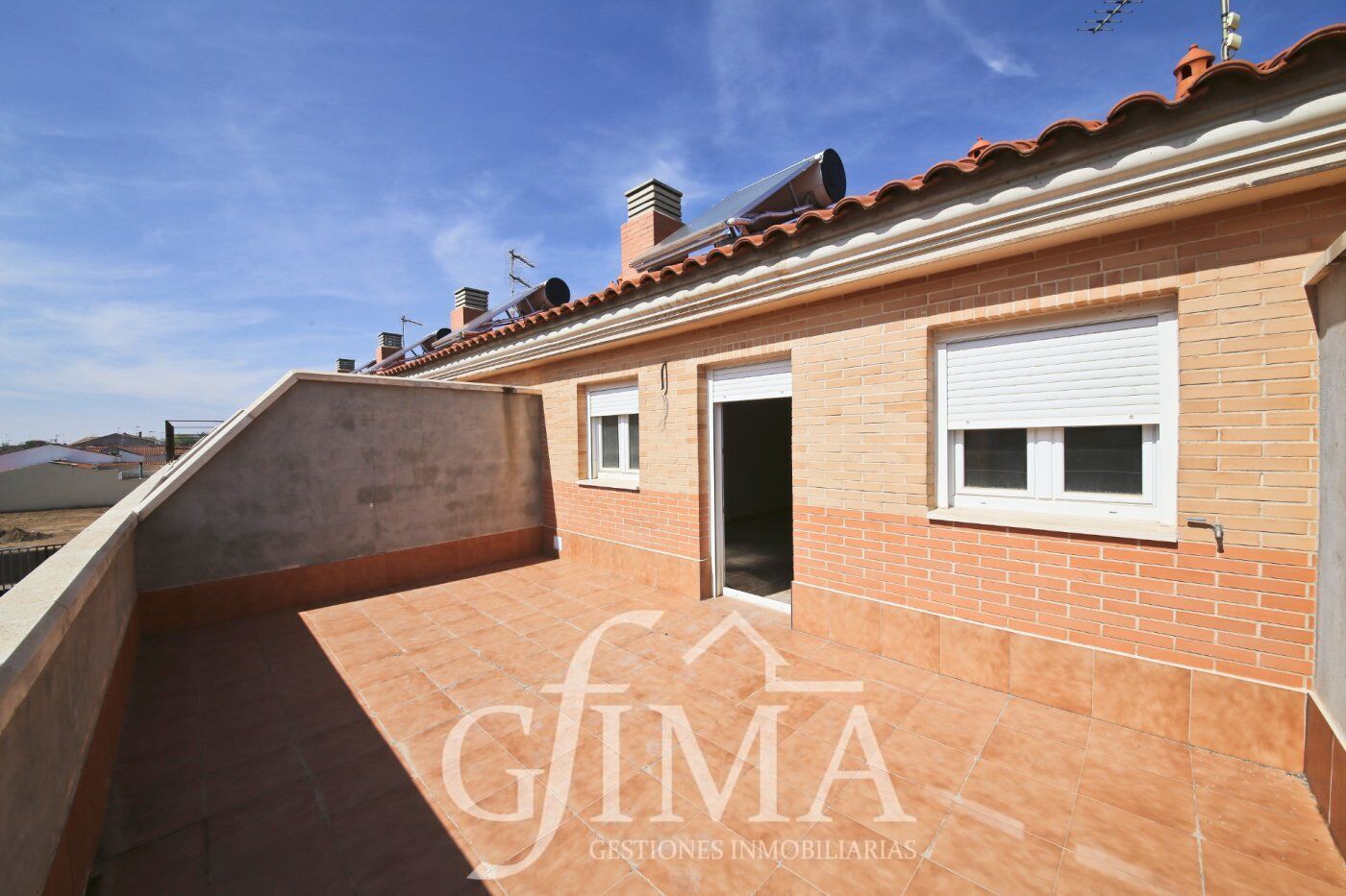 Vista exterior de Casa adosada en venda en Tomelloso amb Calefacció, Terrassa i Traster