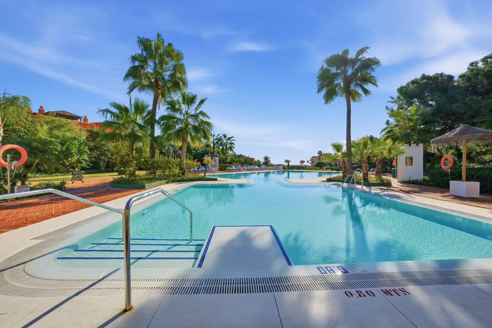 Schwimmbecken von Wohnungen zur Miete in Benahavís mit Klimaanlage, Terrasse und Schwimmbad