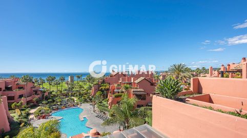 Presentamos un extraordinario ático dúplex en plena reforma integral, situado en el prestigioso complejo frente al mar Torre Berme