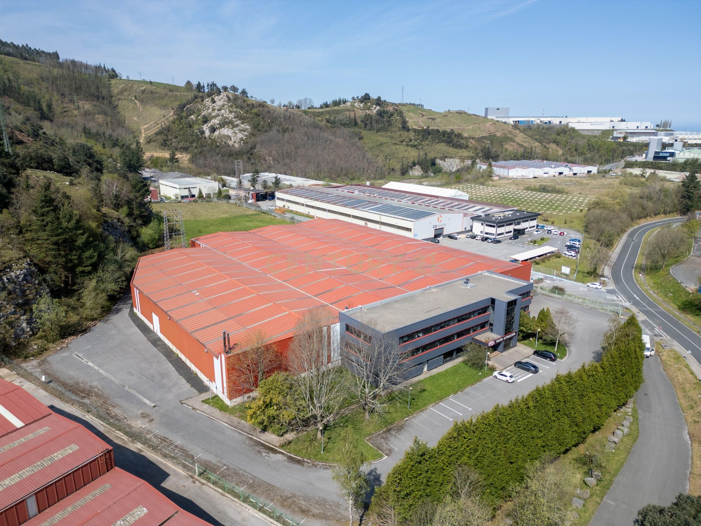 Vista exterior de Nau industrial en venda en Deba