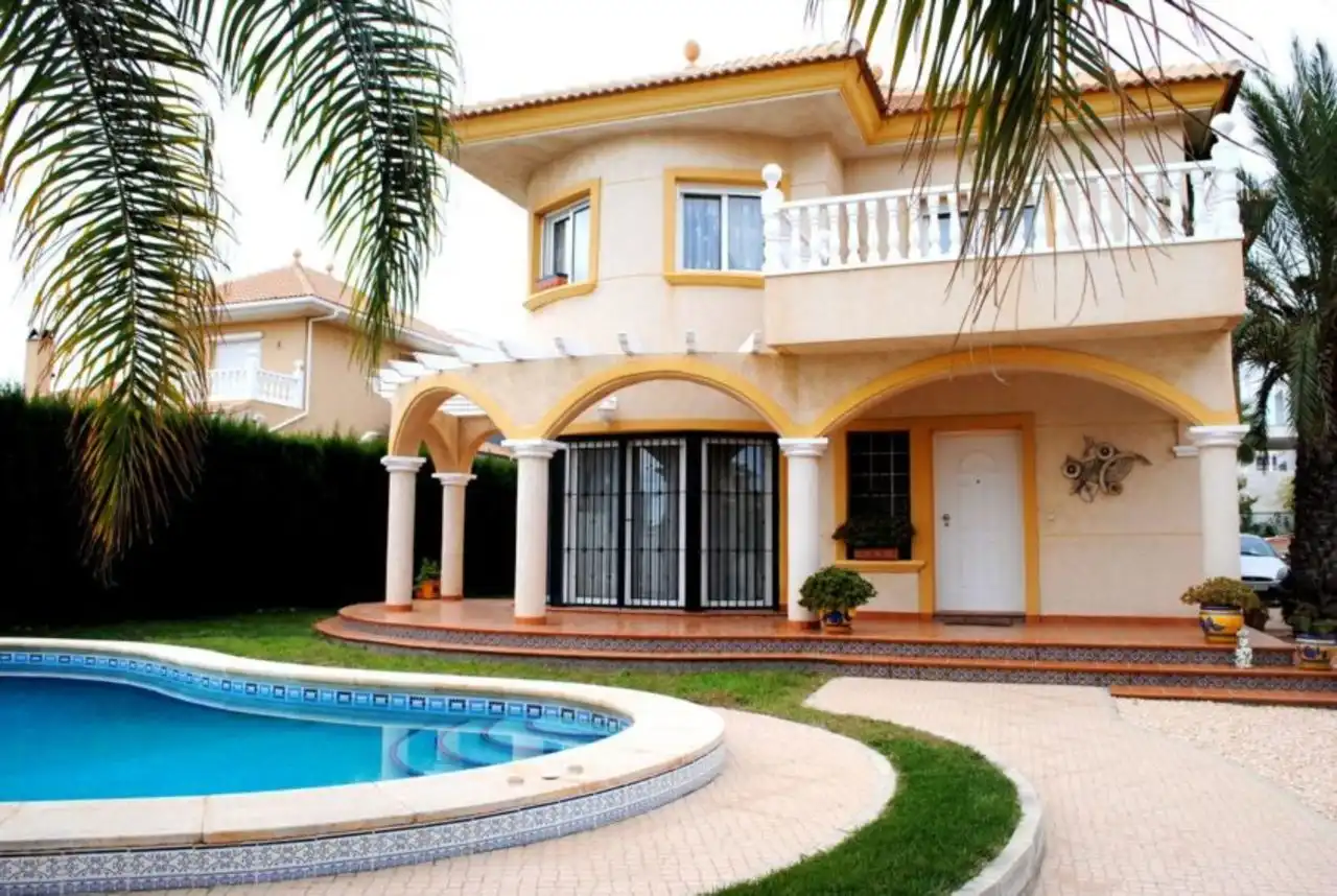 Chalet con piscina en venta en Orihuela Costa