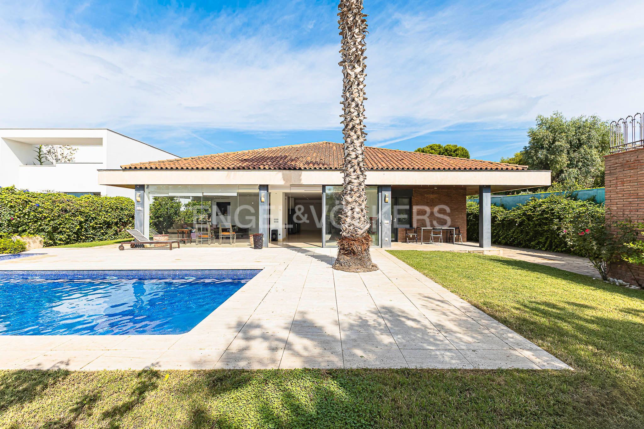 Exterior view of House or chalet for sale in Esplugues de Llobregat  with Air Conditioner, Heating and Private garden
