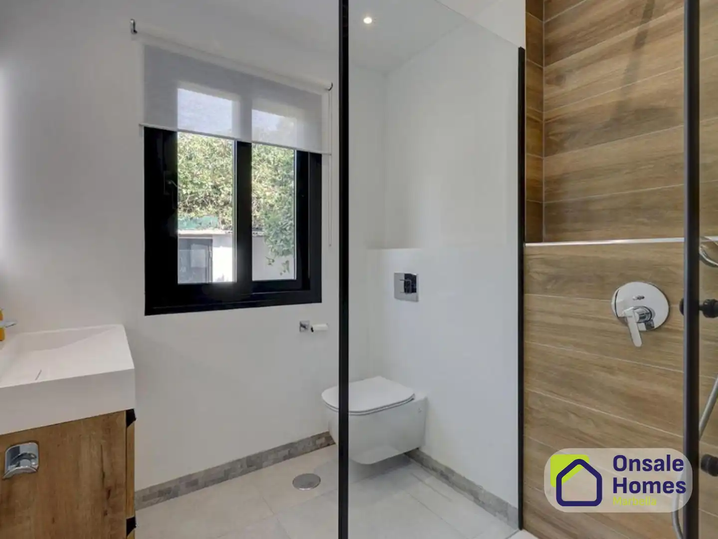 Bany de Casa o xalet en venda en Marbella amb Aire condicionat, Jardí privat i Terrassa