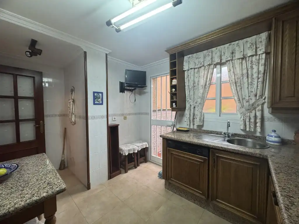 Küche von Haus oder Chalet zum Verkauf in Algeciras mit Ofen und Waschmaschine