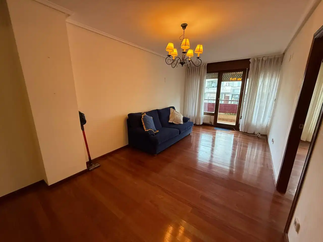 Sala de estar de Piso en venta en Castro-Urdiales con Calefacción, Parquet y Terraza