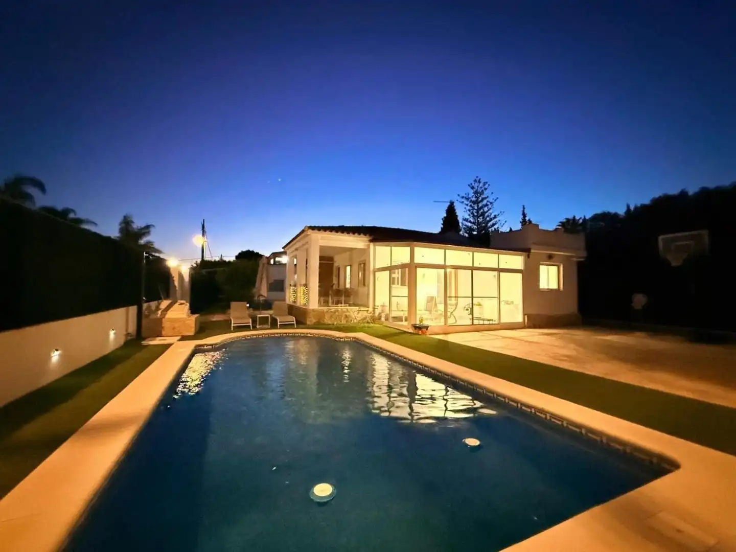 Vista exterior de Casa o xalet en venda en La Pobla de Vallbona amb Aire condicionat, Calefacció i Jardí privat