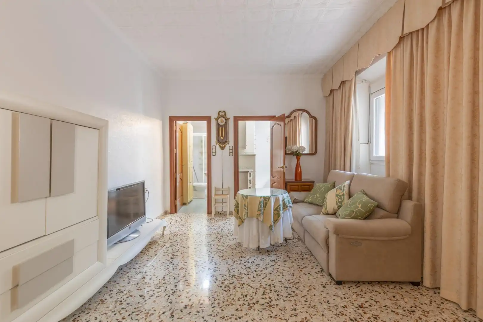Living room of Flat for sale in Granada  with Air Conditioner, Heating and Storage room