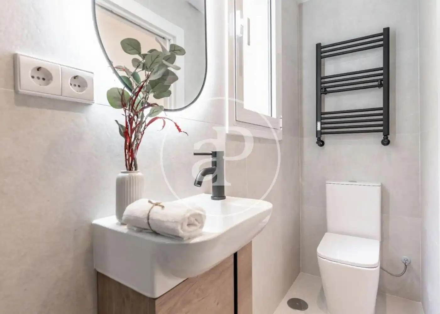 Bathroom of Flat for sale in Madrid  with Air Conditioner, Heating and Balcony
