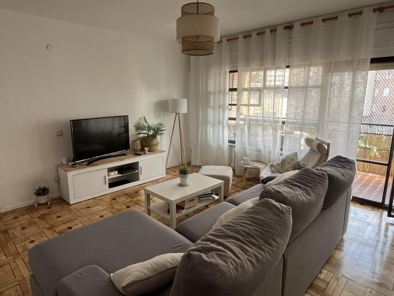 Sala de estar de Piso en venta en  Madrid Capital con Calefacción, Parquet y Terraza