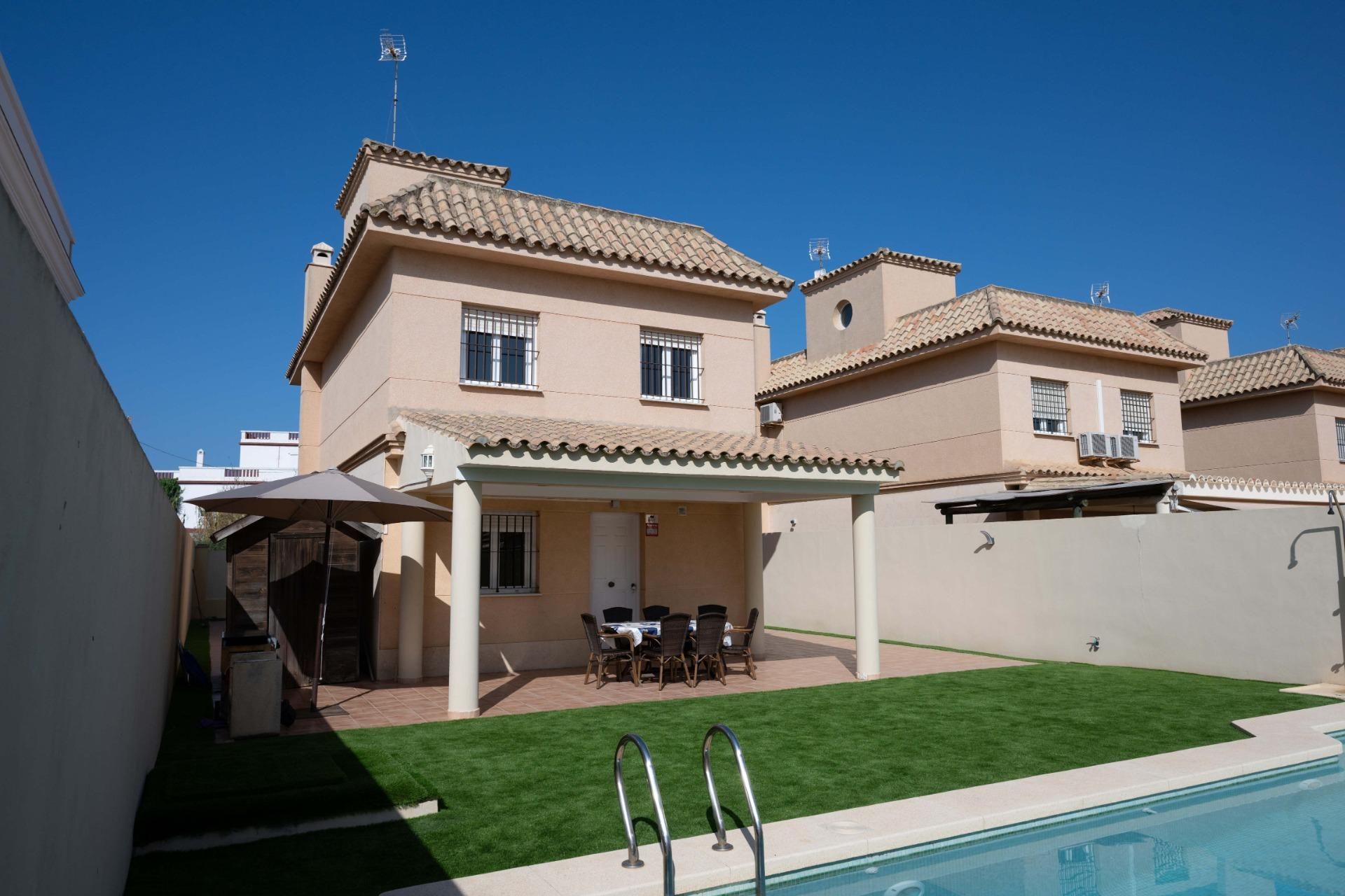 Vista exterior de Casa o xalet en venda en Chipiona amb Jardí privat, Terrassa i Piscina