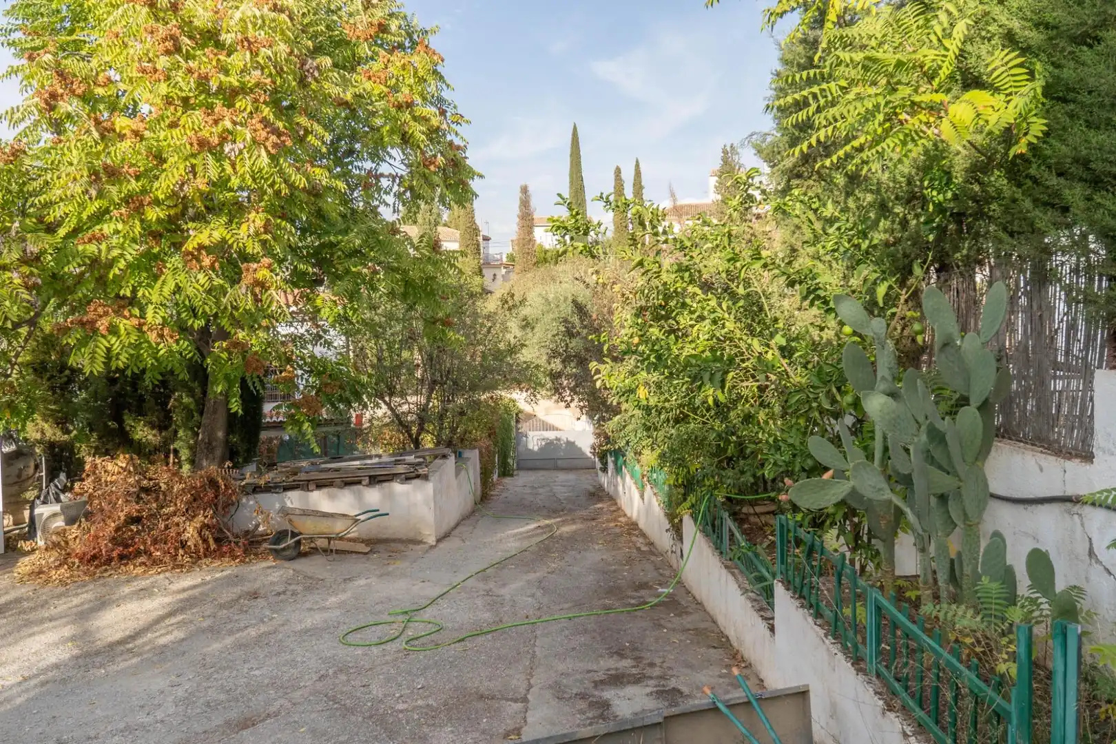 Vista exterior de Casa o xalet en venda en La Zubia amb Calefacció, Jardí privat i Terrassa
