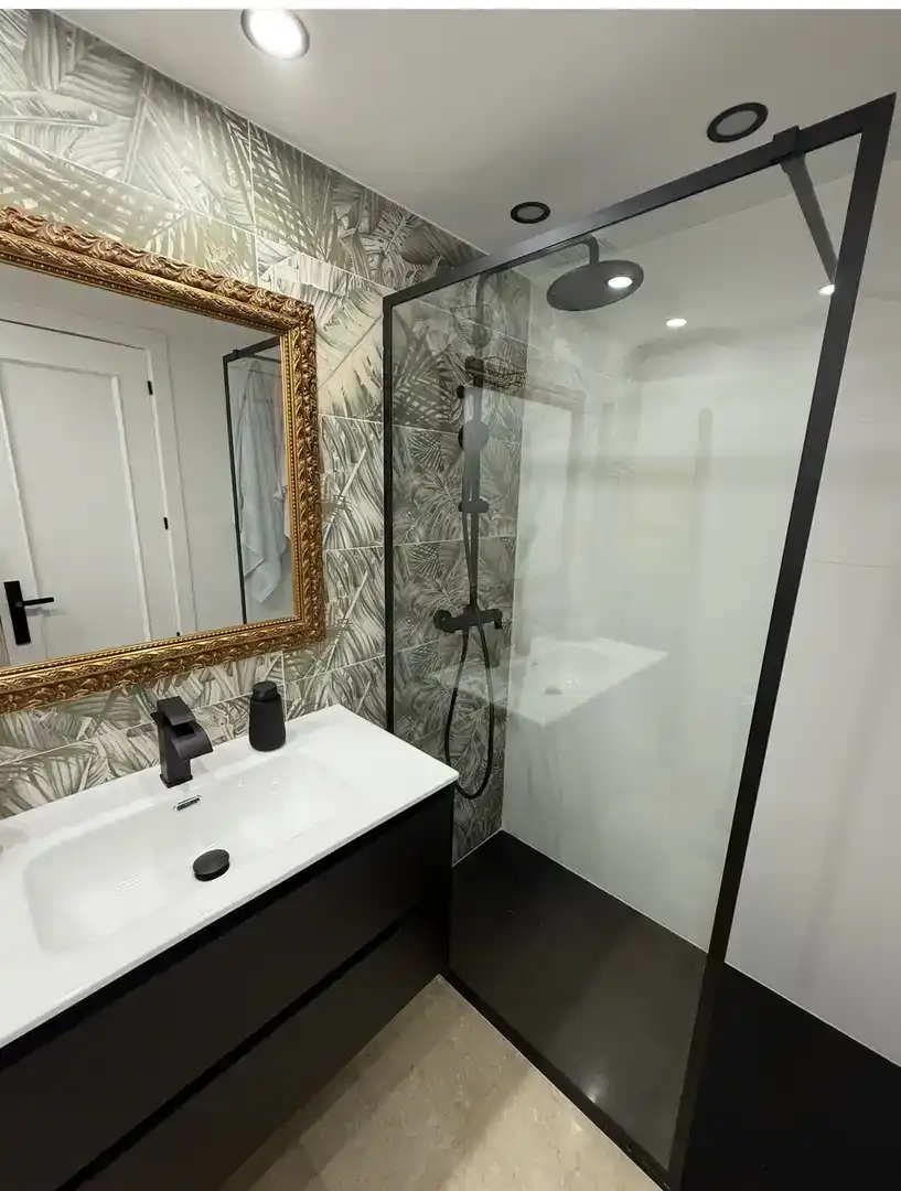 Baño de Piso en venta en Marbella con Aire acondicionado, Piscina y Balcón