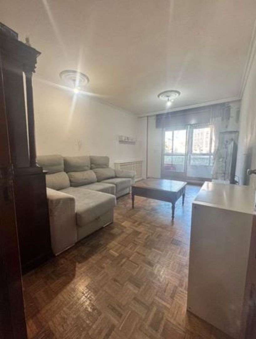 Sala d'estar de Pis en venda en Pontevedra Capital  amb Calefacció, Terrassa i Moblat