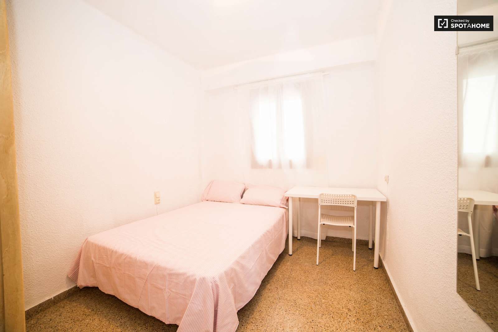 Bedroom of Flat to share in  Valencia Capital  with Air Conditioner, Heating and Terrace